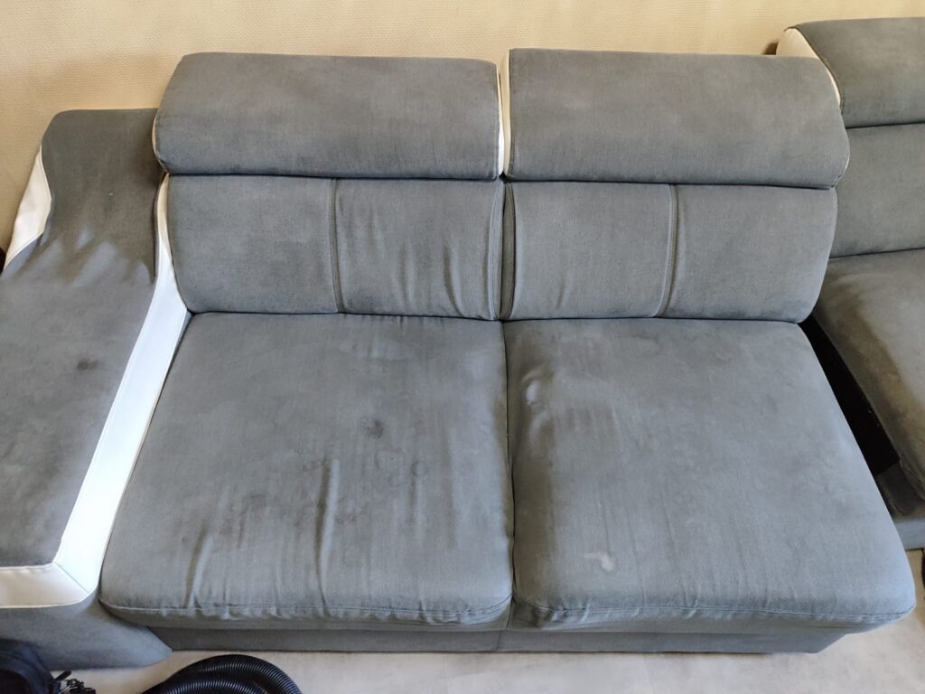 nettoyer les taches sur un canapé en tissu