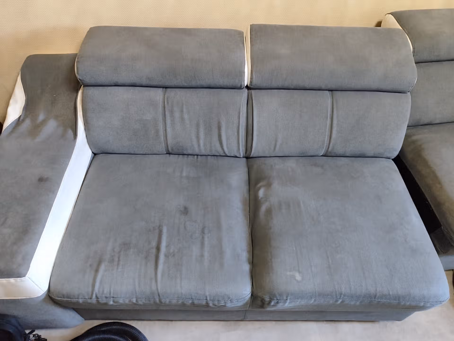nettoyer les taches sur un canapé en tissu